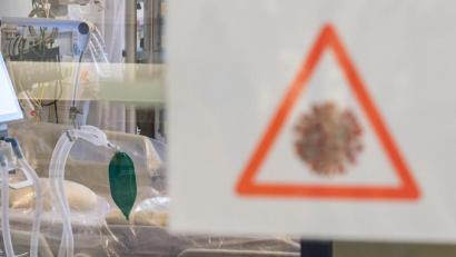 Symbolbild: Robert Michael/dpa
Ein Intensivbett mit Beatmungseinheit steht auf einer Corona-Station.