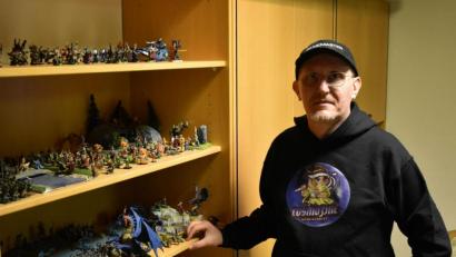 Bild: Andreas Duschinger
Andreas Duschinger vor seiner Spielfiguren-Sammlung. Der 48-jährige Burglengenfelder tritt für die Partei "Die Basis" als Direktkandidat im Wahlkreis Schwandorf an.