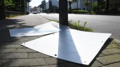 Bild: Gabi Schönberger
Kein seltener Anblick kurz vor der Bundestagswahl: runtergerissene Wahlplakate in Weiden. So manches Wahlkampf-Team ist derzeit permanent im Einsatz, um beschädigte oder gestohlene Plakate zu ersetzen.