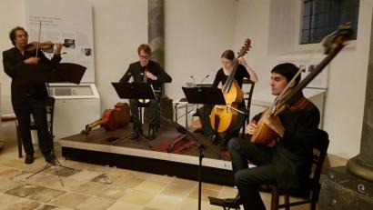 Bild: Regine Vetter/exb
Das Concerto Foscari mit Jonathan Keren, Mauro Colantonio, Susanne Herre und Alon Sariel bereicherte die Tagung der Knorr-von-Rosenroth-Gesellschaft mit einem Konzert in der Synagoge.