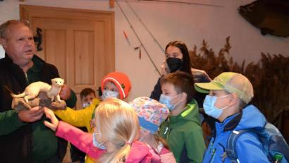 Bild: gi
Martin Götz hatte einen Albino-Fuchs und einen Hermelin zum besichtigen dabei. Die Kinder wollten die ausgestopften Tiere streicheln.