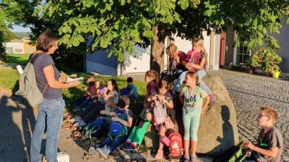 Bild: exb
Lern Olchi-Opa nun doch noch das Schwimmen? Gespannt lauschten die Teilnehmer der Lesewanderung der Pfarrbücherei, wie es in Erhard Dietls Buch weitergeht.