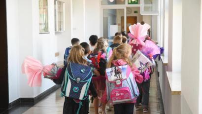 Bild: Gabi Schönberger
Diese Erstklässlerinnen und Erstklässler an der Grundschule Altenstadt/WN haben nicht nur ihre Schultüten dabei, sondern auch ihre Schutzmasken. Am Dienstag hat in Bayern die Schule wieder angefangen.