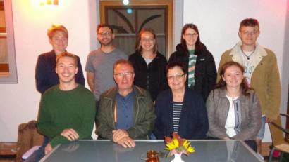 Bild: amö
Der neue Vorstand der Blaskapelle Kunschir setzt sich zusammen aus (vorne von links) Michael Wagner, Eduard Kunschir, Maria Kunschir und Regina Hildebrand sowie (hinten von links) Sonja Meier, Alois Herdegen, Katharina Kunschir-Janner, Hannah Drexler und Paul Winter.