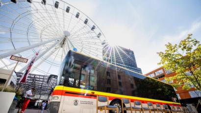 Bild: Matthias Balk
Ein Impfbus vom Bayerischen roten Kreuz steht während einer Impfaktion anlässlich der Aktionswoche «HierWirdGeimpft» vor einem Riesenrad in München. Wer sich impfen lässt, darf im Anschluss kostenlos mit dem Riesenrad fahren.