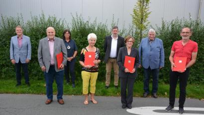 Bild: jr
Treue Mitglieder ehrte die SPD Marktredwitz. In der vorderen Reihe von links die Jubilare Richard Seidel, Hannelore Groschwitz, Gisela Wuttke-Gilch und Roland Wolf. Ihnen gratulierten (hintere Reihe, von links) Vorsitzender Jürgen Veitz-Brigl, Dritte Bürgermeisterin Christine Eisa, Bezirks- und Kreisvorsitzender Jörg Nürnberger und Fraktionsvorsitzender Klaus Haussel.
