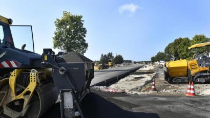 Bild: Petra Hartl
Mindestens zwei Wochen länger dauern die Arbeiten an der B14 bei Kauerhof - das hat mehrere Gründe.