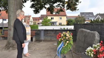 Bild: rgr
Zweite Bürgermeisterin Anita Stauber (von links) und dritte Bürgermeisterin Anita Heßler hielten am "Tag der Heimat" am Gedenkstein inne.