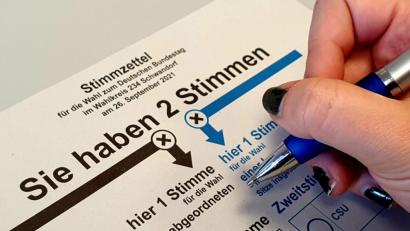 Bild: Tietz
Immer mehr Wahlberechtigte fordern die Briefwahlunterlagen an. Sie wollen sich den Stimmzettel mit den 11 Direktkandidaten (links) und 26 Parteilisten (rechts) für den Wahlkreis Schwandorf genau ansehen.