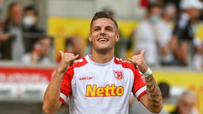 Bild: Armin Weigel
Erik Wekesser brachte mit einem wunderschönen Freistoßtor den SSV Jahn mit 1:0 in Führung. Am Ende hieß es gegen den Club 2:2.