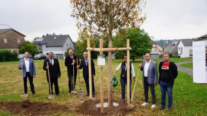 Bild: fvo
40 Jahre Dorferneuerung – in Waldthurn wird die erste Jubiläumslinde von insgesamt sieben Linden unter der Federführung von Baudirektor Georg Braunreuther (Vierter von links) vom Amt für Ländliche Entwicklung (ALE) gepflanzt.