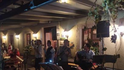 Bild: wrm
Die spontan am Biertisch gegründeten "Kirwa-Coasters", Bifi, Raphi, Stefan und Jojo (von links) spielten zu viert "Fürstenfeld". Ein Bandmitglied von "Trio Dolce Vita", das eigentlich für die Musik zuständig war, setzte spontan mit der Mundharmonika dazu ein.