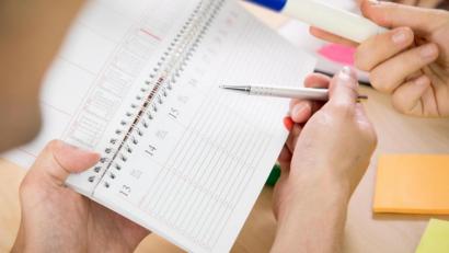 Symbolbild: Christin Klose
Wo soll der dritte freie Tag der Woche eingetragen werden? Viele Beschäftigte träumen von der Vier-Tage-Woche.