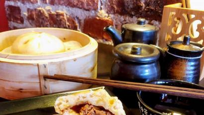 Bild: Alexander von Kleist/dpa
Mit Fleisch, Meeresfrüchten oder Gemüse: Jiaozi können mit unterschiedlichen Zutaten gefüllt werden. Wichtig für die Füllung ist eine feine Textur.