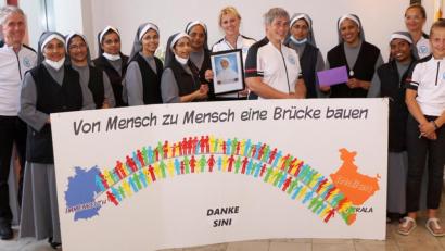 Bild: bkr
Weitere Namen und Menschen trägt seit Mittwoch die Brücke zwischen Immenreuth und Kerala. Die Schwestern des Seniorenheims, die nicht bei dem Dankeschön-Nachmittag 2019 in Immenreuth dabei sein konnten, ergänzten mit ihren Namen die tragenden menschlichen Symbole der Brücke. Auf dem Foto von der Radsportgruppe (von links) Gerhard Kainz, Monika Kainz (mit Bild von Schwester Sini), Bernhard Eberhard sowie Karina und Sophia Fischer.