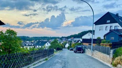 Bild: Eichl
Im Säubergweg tut eine neue Asphaltierung dringend not. Die Gemeinde will hier heuer noch für bessere Straßenverhältnisse sorgen.