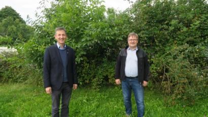 Bild: Verena Sägenschnitter/exb
Bürgermeister Albert Geitner (links) freut sich, dass sich künftig Udo Günnewich um die kommunalen Wanderwege kümmert.