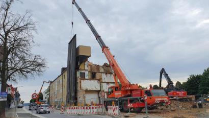 Bild: hmr
Die Arbeiten für den Abbruch des ehemaligen Seniorenheims St. Maria in Waldsassen gingen am Mittwochvormittag weiter. Mit einem Autokran werden Staubschutzvorhänge an der Straßenseite in Stellung gebracht. Der Verkehr läuft während der Arbeiten halbspurig an der Baustelle vorbei.