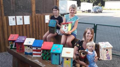 Bild: doj
Die selbstgezimmerten Nistkästen wurden alle bunt bemalt. Eine Freude nicht nur für die Erbauer sondern auch für die Vögel die bald dort einziehen werden. Amelie Wüst, Sina Bayerl und Anne Meckl (von links) waren unter den Siegern.