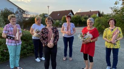 Bild: wee
Bei einem kleinen Sommerfest ehrte Vorsitzende Elisabeth Weidner langjährige Mitglieder und verabschiedete Marga Lindner sowie Hildegard Klinger aus der Vorstandschaft.