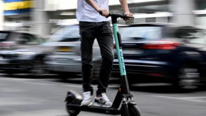 Symbolbild: tk
Am Dienstagnachmittag zog ein 24-jähriger E-Scooterfahrer die Aufmerksamkeit einer Streife auf sich.