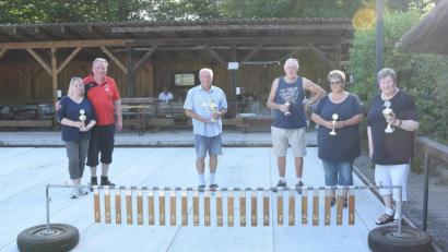 Bild: nag
Die Sieger beim Blattlschießen der Schnaittenbacher Eisstockschützen auf der Kunstbahn am Naturerlebnisbad erhielten Pokale (von links): Conny Kausler, Vorsitzender Martin Kausler, Alfred Hermann, Herbert Neydert, Birgit Kindzorra und Elisabeth Menzel. Horst Zetzelmann fehlt auf dem Bild.