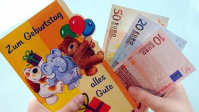 Symbolbild: Uwe Zucchi/dpa
Die Polizei Auerbach weist darauf hin, dass grundsätzlich kein Bargeld per Post versandt werden sollte.