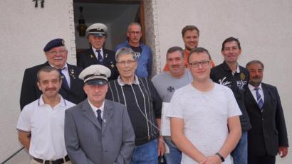 Bild: fvo
Der Vorstand der Krieger-, Soldaten- und Reservistenkameradschaft mit Alexander Schmidt (vorne links mit Mütze) und seinem neuen Stellvertreter Michael Prößl (vordere Reihe rechts).
