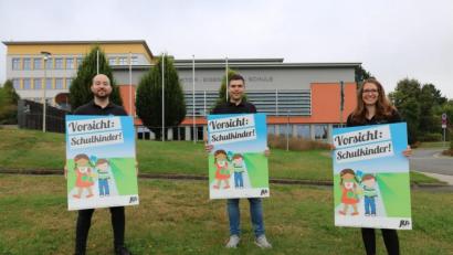Bild: Philipp Troppmann/exb
Mit Plakaten macht die Junge Union auf den Schulbeginn und die Schüler, die nun wieder rauf den Straßen unterwegs sind, aufmerksam.