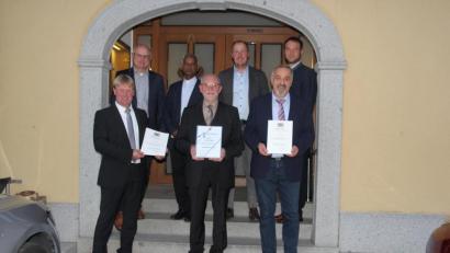 Bild: ral
Georg Köppl (vorne Zweiter von links) wurde zum Altbürgermeister ernannt. Geehrt wurden auch Markus Schiesl (vorne links) und Reinhold Dirschwigl (vorne rechts).