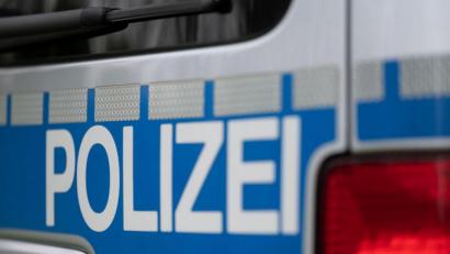 Symbolbild: Marijan Murat
Das Wort "Polizei" steht auf einem Einsatzwagen.