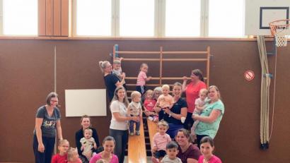Bild: gz
Bei der Gründer-Turnstunde heißt es für die Eltern mit ihren Kleinkindern an der Rutsch-Bank anstellen.