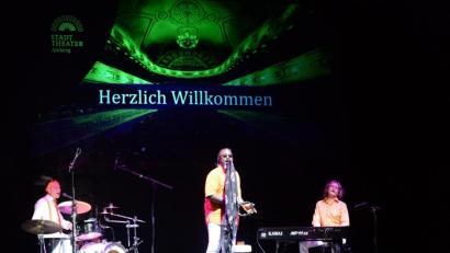 Bild: Andreas Brueckmann
Den Auftakt machte hier die Amberger Band Tanquoray mit Toby Mayerl, Michael Deiml und Ashonte Dolo Lee, welche die Vorstellung mit Auszügen ihres neuen Albums musikalisch begleiteten.