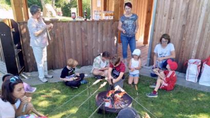 Bild: fjo
Vera Stahl (links) freut sich mit Irmgard Bótha, Steffi Mack und Monika Zeitler-Kals (hinten, von links) über den hervorragenden Zuspruch beim Ferienprogramm-Ausklang.