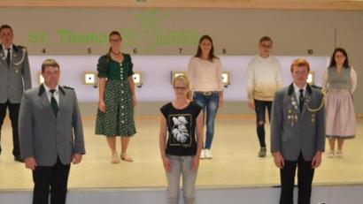 Bild: doj
Schützenmeisterin Renate Kellner (links) befand sich ebenfalls unter den Geehrten. Gauschützenmeister Stefan Brandmiller (rechts) brachte auch Bezirksehrungen mit nach Oberlind. Außerdem sagte er die Patenschaftsübernahme der Gebhardsreuther Schützen für das 50-jährige Gründungsjubiläum zu.