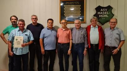 Bild: pme
Der ASV Haselmühl ehrt seine Mitglieder (von links): Thorsten Kraft, Andreas Söldner, Siegfried Jobst, Peter Meier, 
Adolf Dotzler, Hans Meiler, Gernot Stark, 3. Bürgermeister Hubert Blödt.