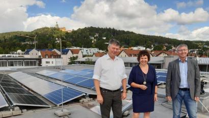 Bild: Alexander Seitz/exb
Geschäftsführer Karlheinz Brandelik informierte Susanne Witt und Franz Badura von der ÖDP über die PV-Anlage auf dem Dach der Gewerbebau.