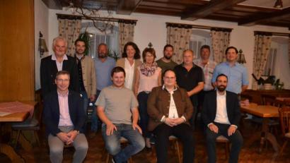 Bild: gi
Der CSU-Ortsverband Moosbach hat eine neue Führung. Neue Vorsitzende sind Stefan Brandmiller (vorne, Zweiter von rechts), Armin Bulenda (vorne, rechts), Christoph Baier (vorne, Zweiter von links) und Sandro Stefinger (nicht auf dem Bild).