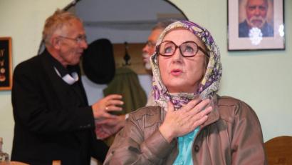 Bild: wro
Fatma ist sprachlos. Wo ist sie da nur hineingeraten? Dabei wollte sie doch nur ihren Sohn besuchen.