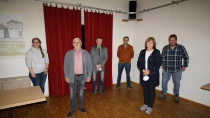 Bild: bjp
Neue Jugendleiterin bei den Zessauer Schützen ist Magdalena Wittmann (links), neuer zweiter Schützenmeister Hubert Wittmann (rechts). Für langjährige Mitgliedschaft ehrt Schützenmeister Roland Hösl (Dritter von links) Peter Ackermann, Tobias Lober und Margitta Landgraf (Zweiter, Vierter und Fünfte von links).