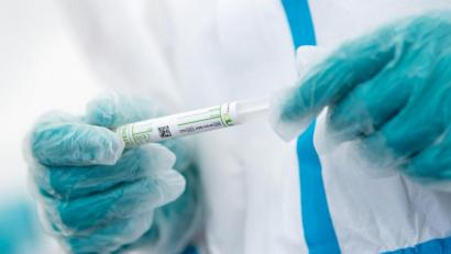 Symbolbild: Sven Hoppe/dpa
Ein medizinischer Mitarbeiter hält ein Corona-Teströhrchen in den Händen.