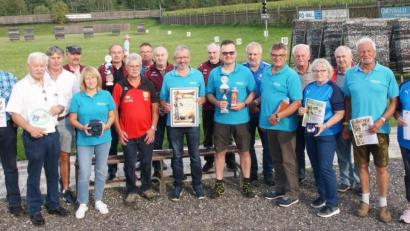Bild: dop
Einige der Geehrten stellten sich dem Fotografen (von links): Georg Pickelmann, Waldemar Pirner, Ulrich Michl, Olaf Bracke, Anita Himmelhuber, Werner Schusser, Alfred Hertl, Gerd Kirschner, Wolfgang Nastoll, Erwin Himmelhuber, Heinrich Schell, Martin Donhauser, Herbnert Peteratzinger, Xaver Wolfsteiner, Hans Luber, Käthe Peteratzinger, Ernst Schlauch, Hein Rathenow, Edeltraud Müller