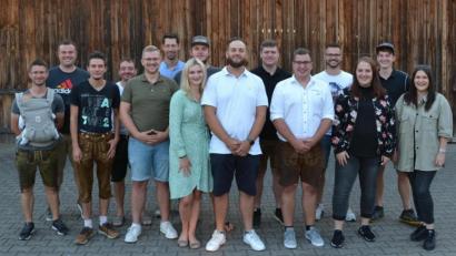 Bild: ads
Der neue Vorstand des Kirwavereins Ammersricht (von links): Alexander Seitz, Florian Feldmann, Patrick Messer, Dominik Schanderl, Adalbert Nico Harrer, Christian Dütsch, Victoria Schmidtgall, Bastian Töpert, Patrick Lehmeier, Florian Göbl, Philipp Müller, Markus Schmidt, Franziska Mayer, Peter Netta und Theresa Schwab.