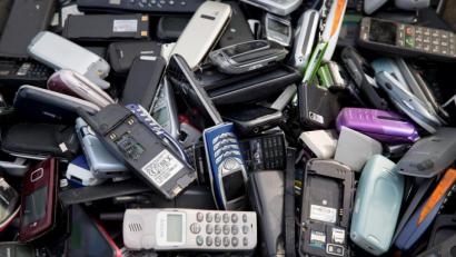 Symbolbild: Kay Nietfeld/dpa
Insgesamt 124 Millionen Mobiltelefone sollen laut Schätzung der Deutschen Umwelthilfe ungenutzt in deutschen Haushalten liegen. Das sind insgesamt 2,9 Tonnen Gold, 30 Tonnen Silber, 1100 Tonnen Kupfer, die recycelt werden könnten.