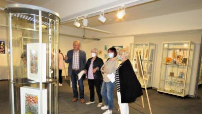 Bild: ubb
Ausgiebig betrachteten die Gäste der Vernissage die zahlreichen Werke.