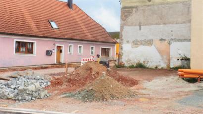 Bild: jml
Zurzeit lagern noch Baumaterialien und Maschinenteile der Dorferneuerungsmaßnahme auf dem Gelände, wo bald die Anton Beer-Walbrunn Gedenkstätte entstehen soll.