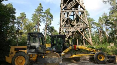 Bild: Hirsch
Mit schwerem Gerät ließen die Bayerischen Staatsforsten die Zufahrtswege zum Turm ertüchtigen und verstärken. Das Holzgerüst wird in Kürze abgerissen.