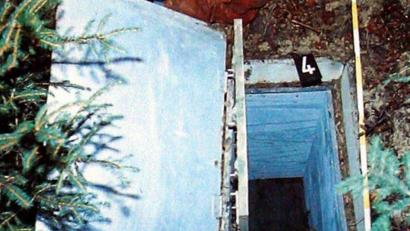 Bild: Karl-Josef Hildenbrand
Die Reproduktion zeigt die Kiste, in der 1981 das zehnjährige Entführungsopfer Ursula Herrmann aus Eching am Ammersee erstickte. Foto: picture alliance/dpa/Archivbild