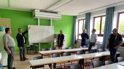Bild: ck
Die Grundschule Vohenstrauß bekommt 16 fest installierte Lüftungsanlagen. Das erste Gerät ist an der Decke bereits montiert. Hausmeister Thomas Beierl, Bürgermeister Andreas Wutzlhofer, Schulleiterin Beate Vetterl, Installateur Gerhard Völkl, Bauamtsleiter Markus Wildenauer und Außendienstleister Karl Frey begutachten die Anlage.