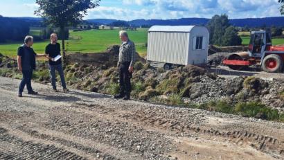 Bild: ld
Der Ausbau der Nageler Straße hat begonnen. Immer wieder sind Gespräche aller Beteiligten nötig. Von links Bürgermeister Bernhard Schindler, Diplom-Ingenieur Harald Götz und Egid Schreyer von der ausführenden Firma.